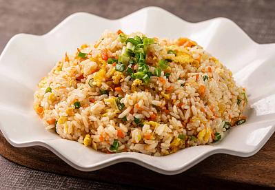 Рис с морепродуктами и овощами на сковороде: рецепт за 6 шагов