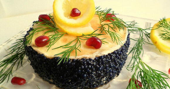 Мини-тортики из лимонных блинов, зернистого творога и черной икры