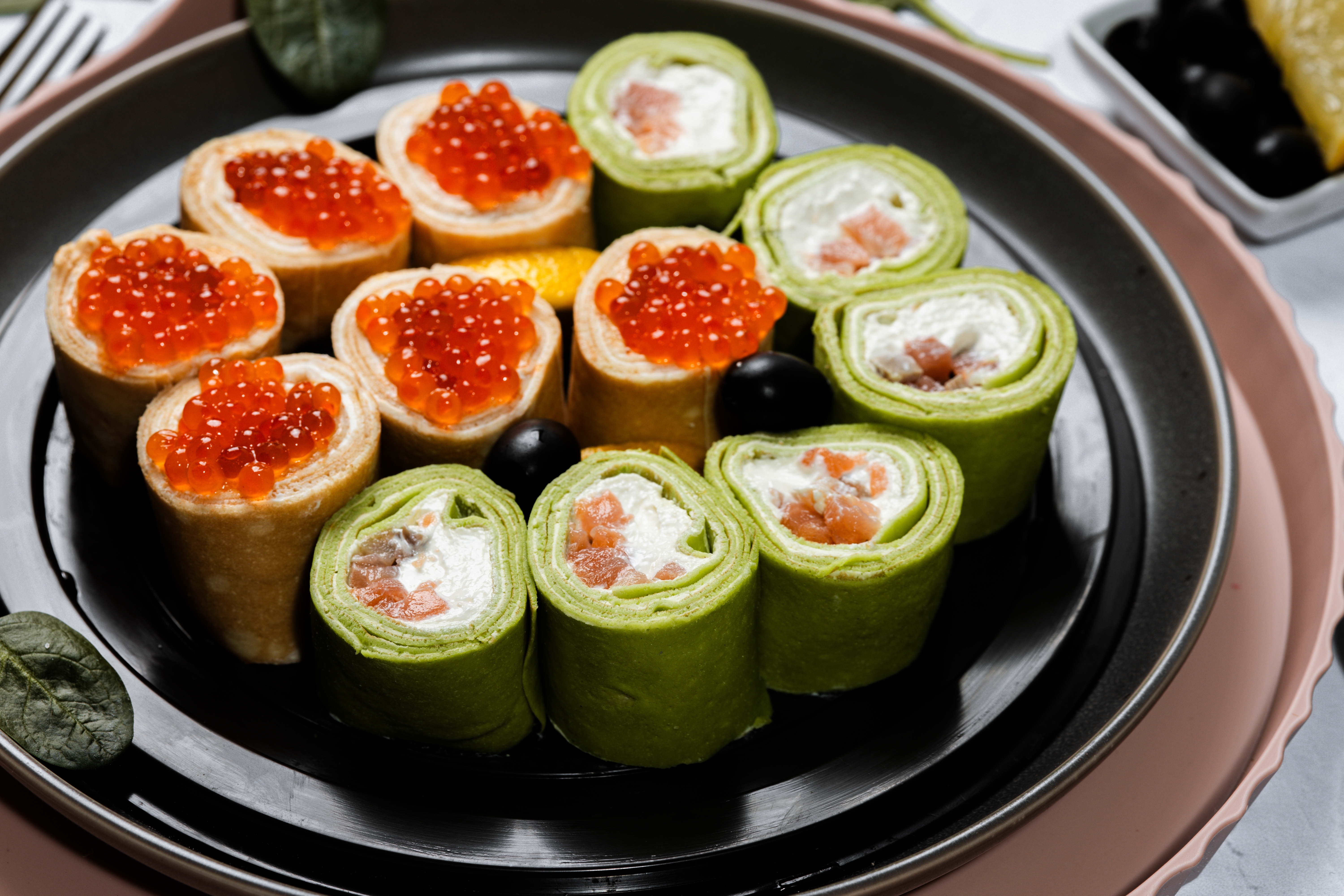 Блинные роллы со шпинатом, красной икрой и форелью. Рецепт приготовления с фото!