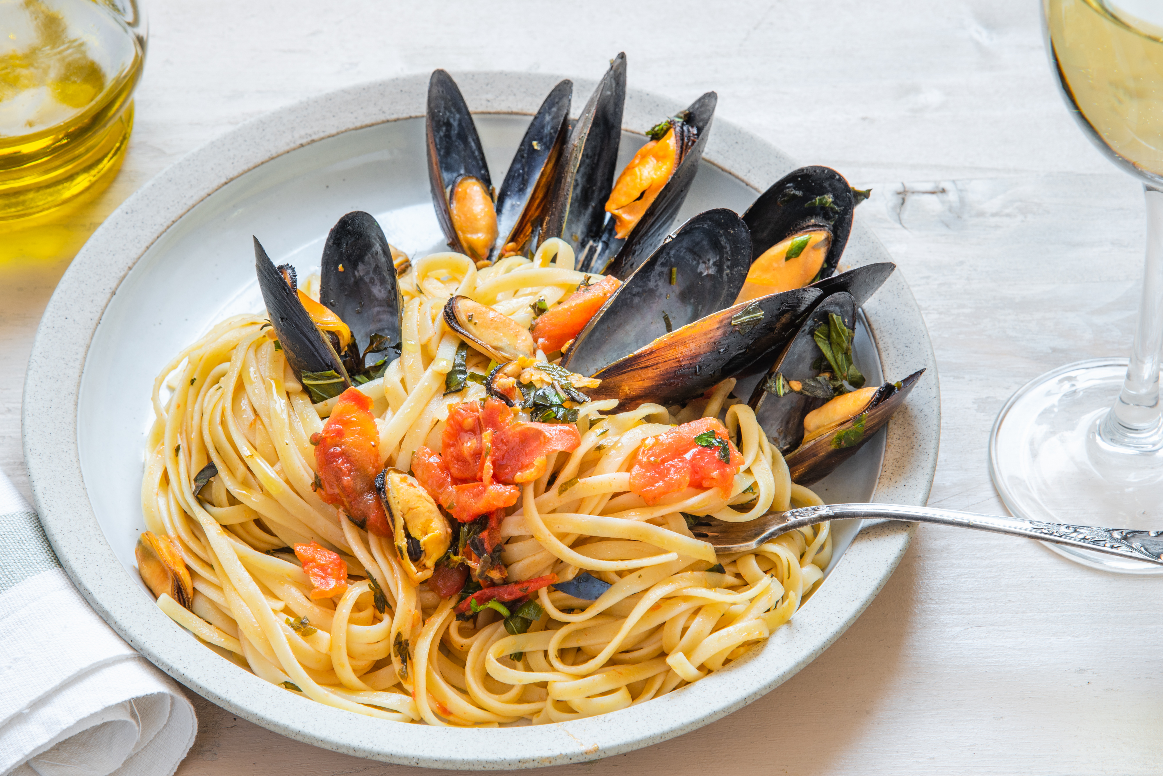 Итальянская паста лингуине с мидиями и овощами