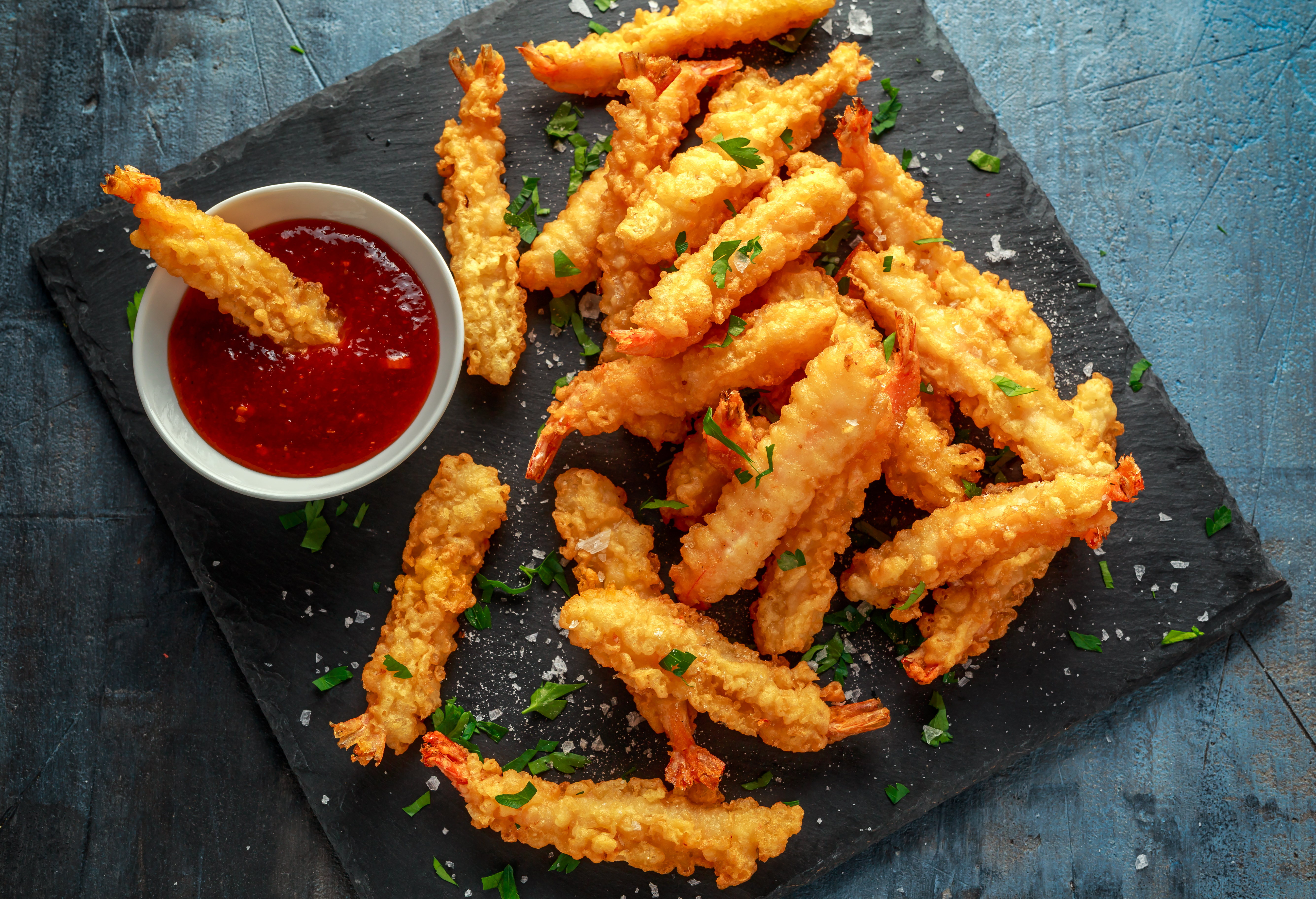 Креветки в кляре с соусом чили: пошаговый рецепт за 30 минут