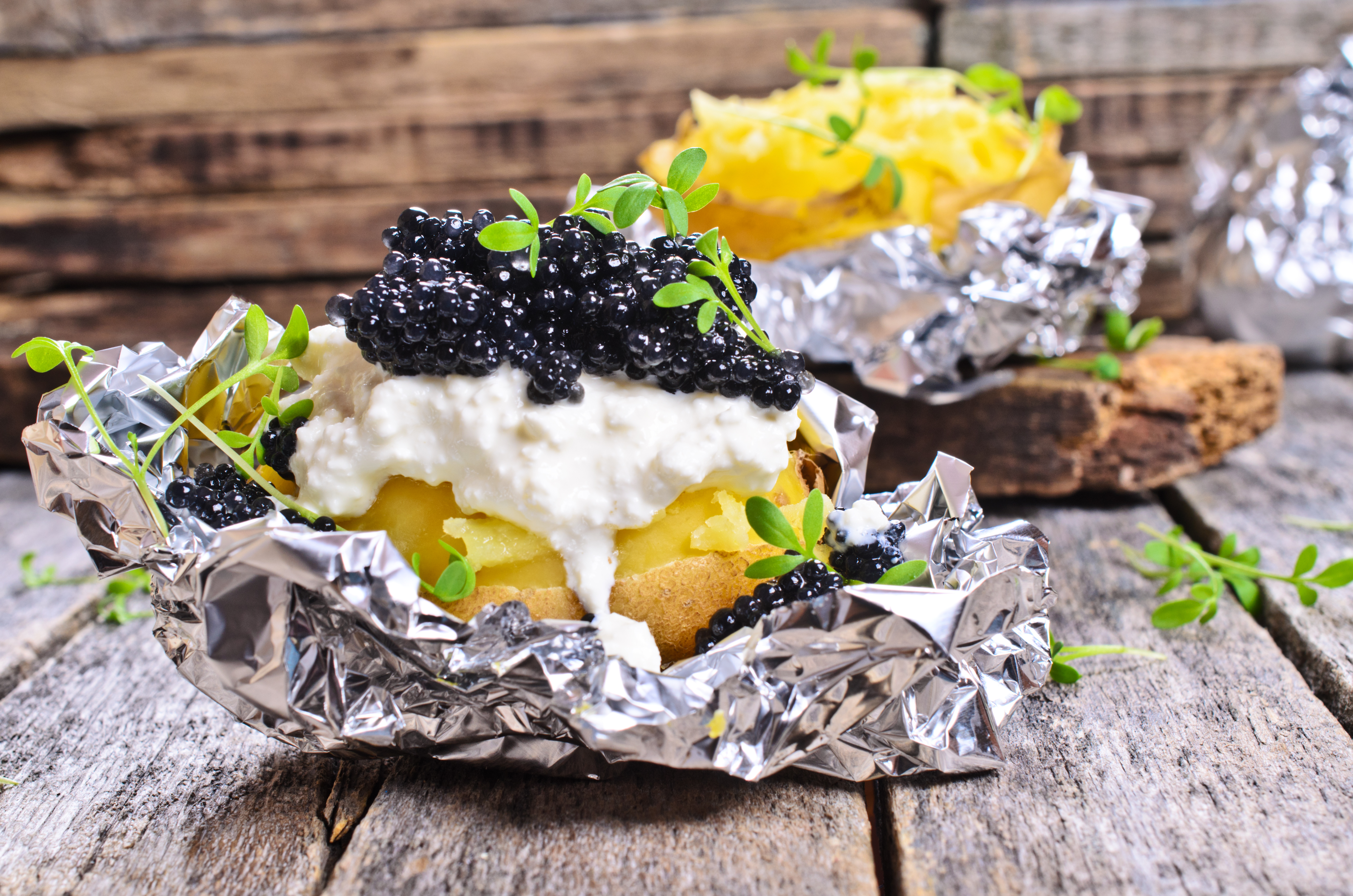 Запечённый картофель с чёрной икрой и творожным сыром. Рецепт приготовления в домашних условиях!