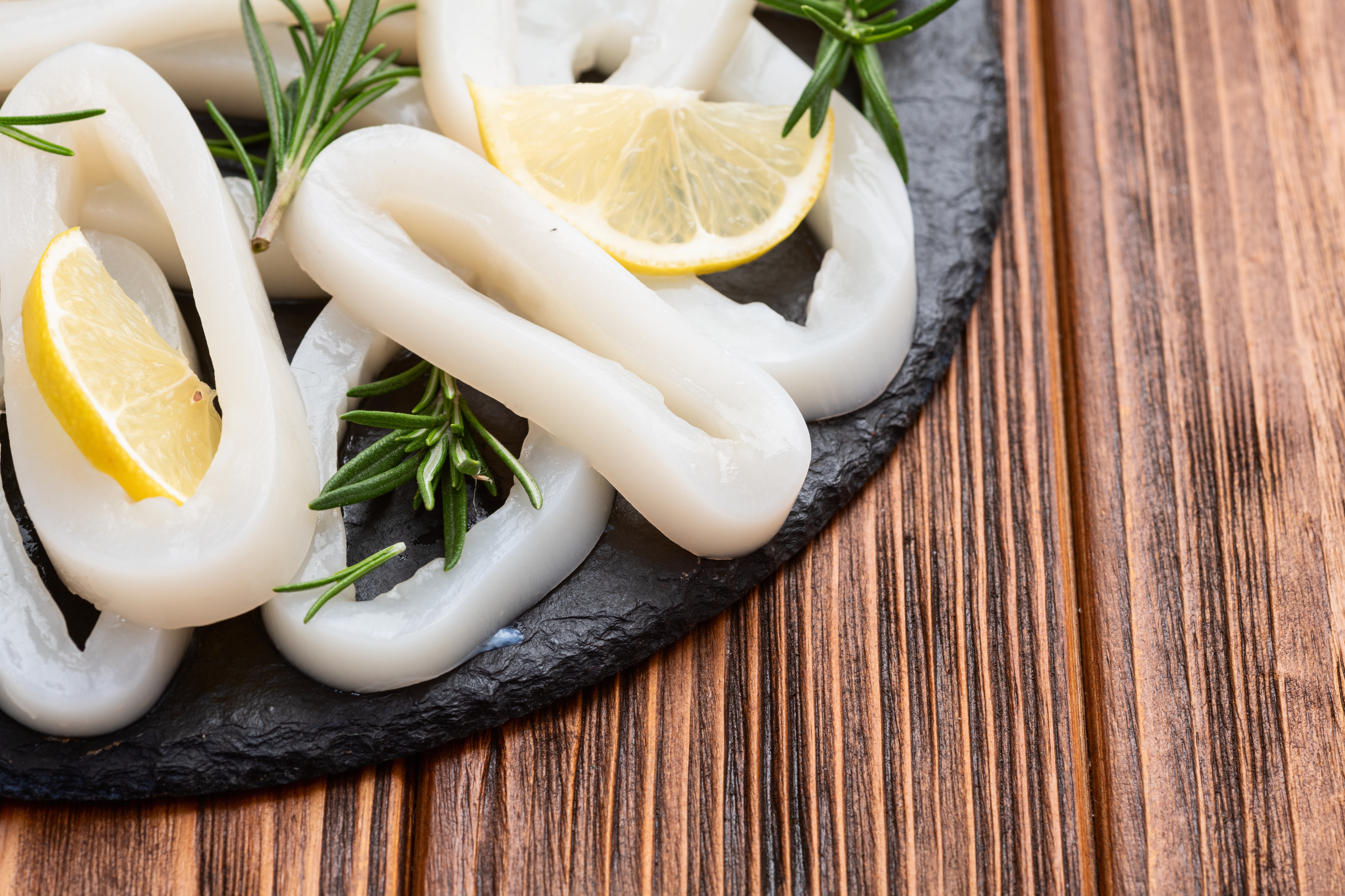 Недорогие морепродукты: кальмары, рыба и морская капуста