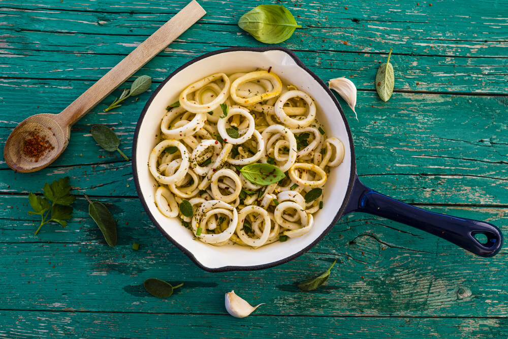 Нежные кальмары в сметане. Вкусный и быстрый рецепт с Дальнего Востока. Нежные кальмары в сметане. Вкусный и быстрый рецепт с Дальнего Востока.