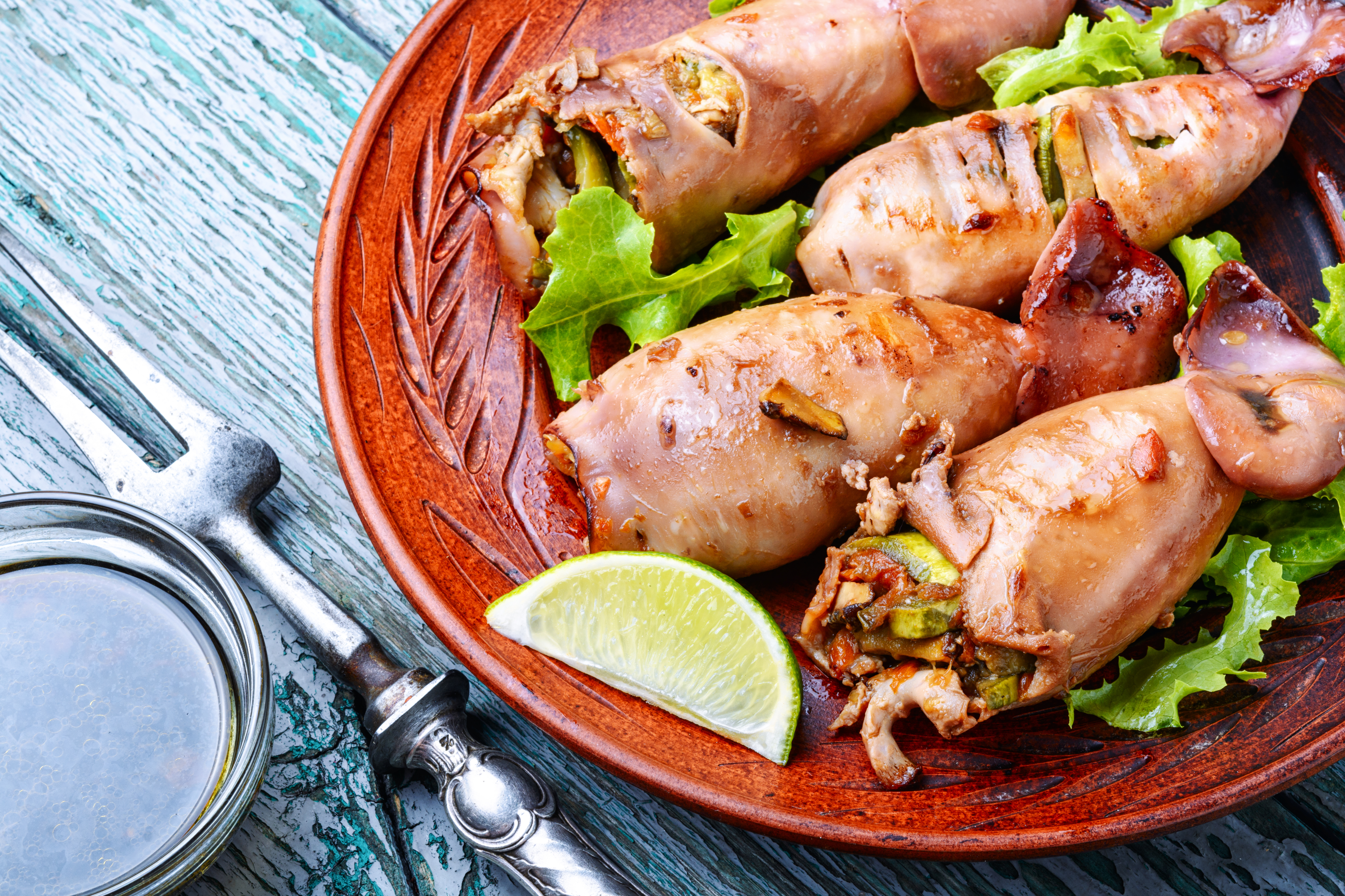 Нежные кальмары, фаршированные креветками и овощами