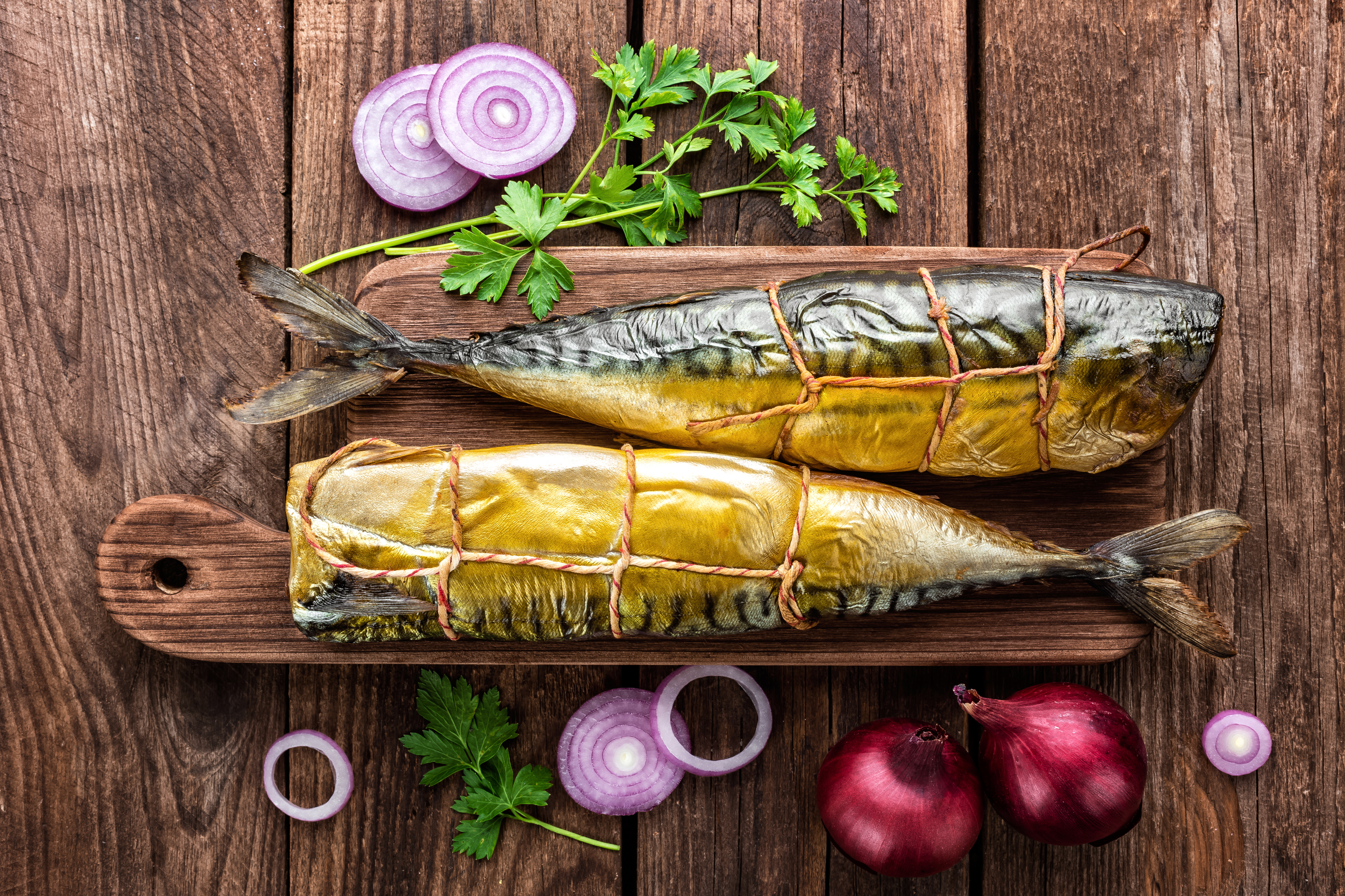 Отличия рыбы холодного и горячего копчения: способы производства, вкус, польза и сроки хранения