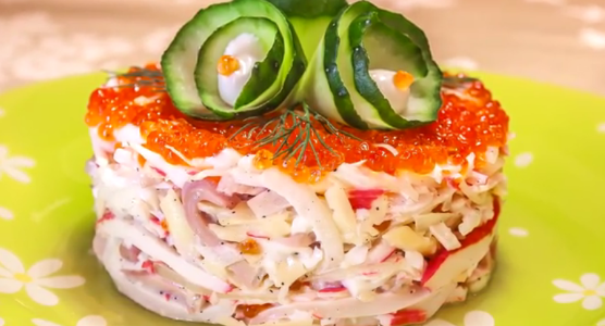 Вкусный и сытный салат «Царский» с красной икрой: пошаговый рецепт с фото 