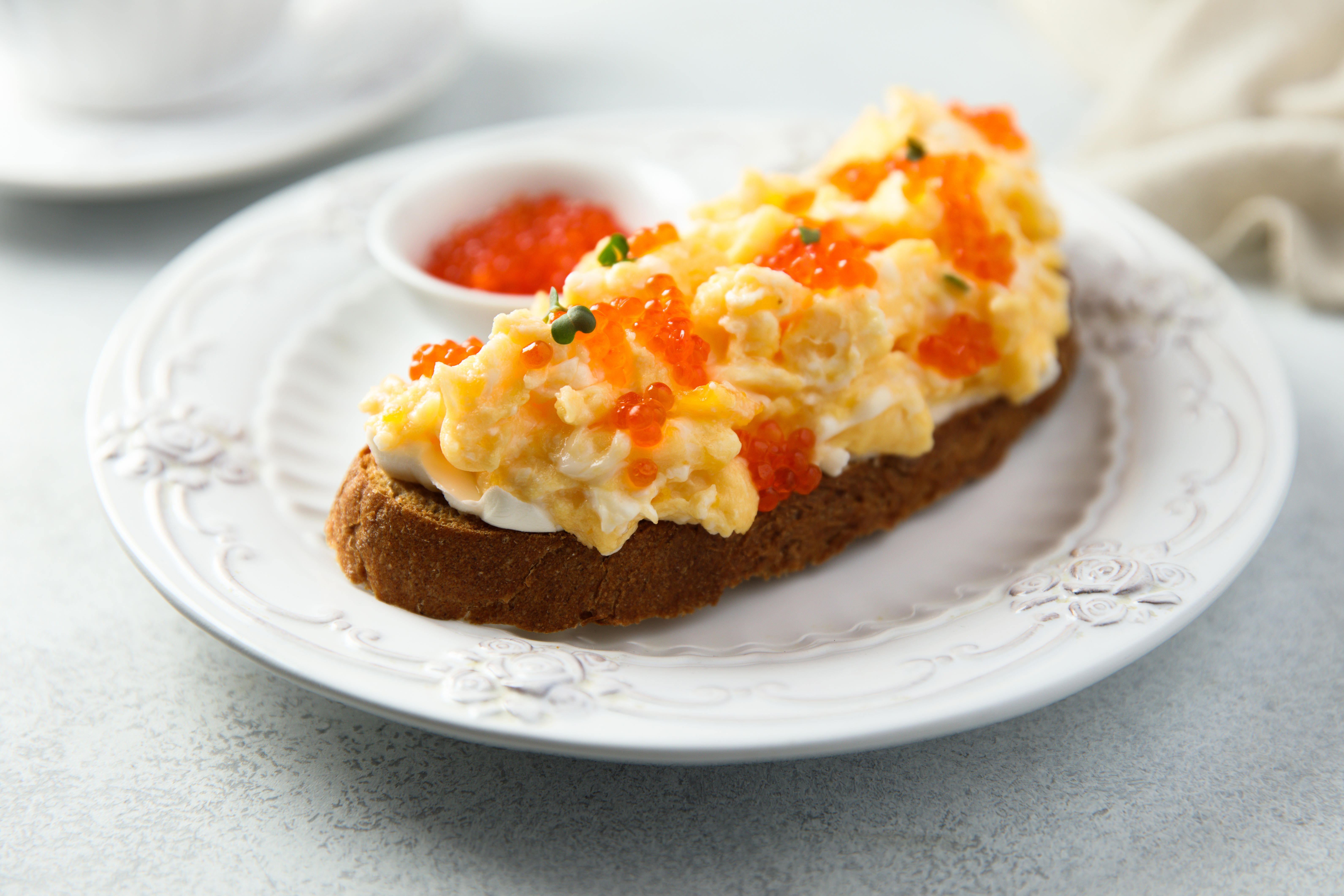 Яичный скрэмбл с красной икрой за 15 минут