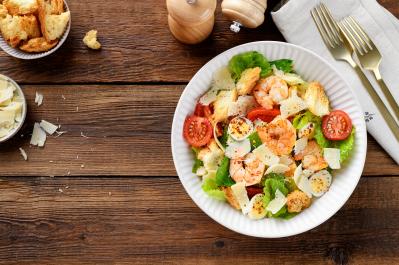 Салат Цезарь с креветками за 20 минут: простой пошаговый рецепт