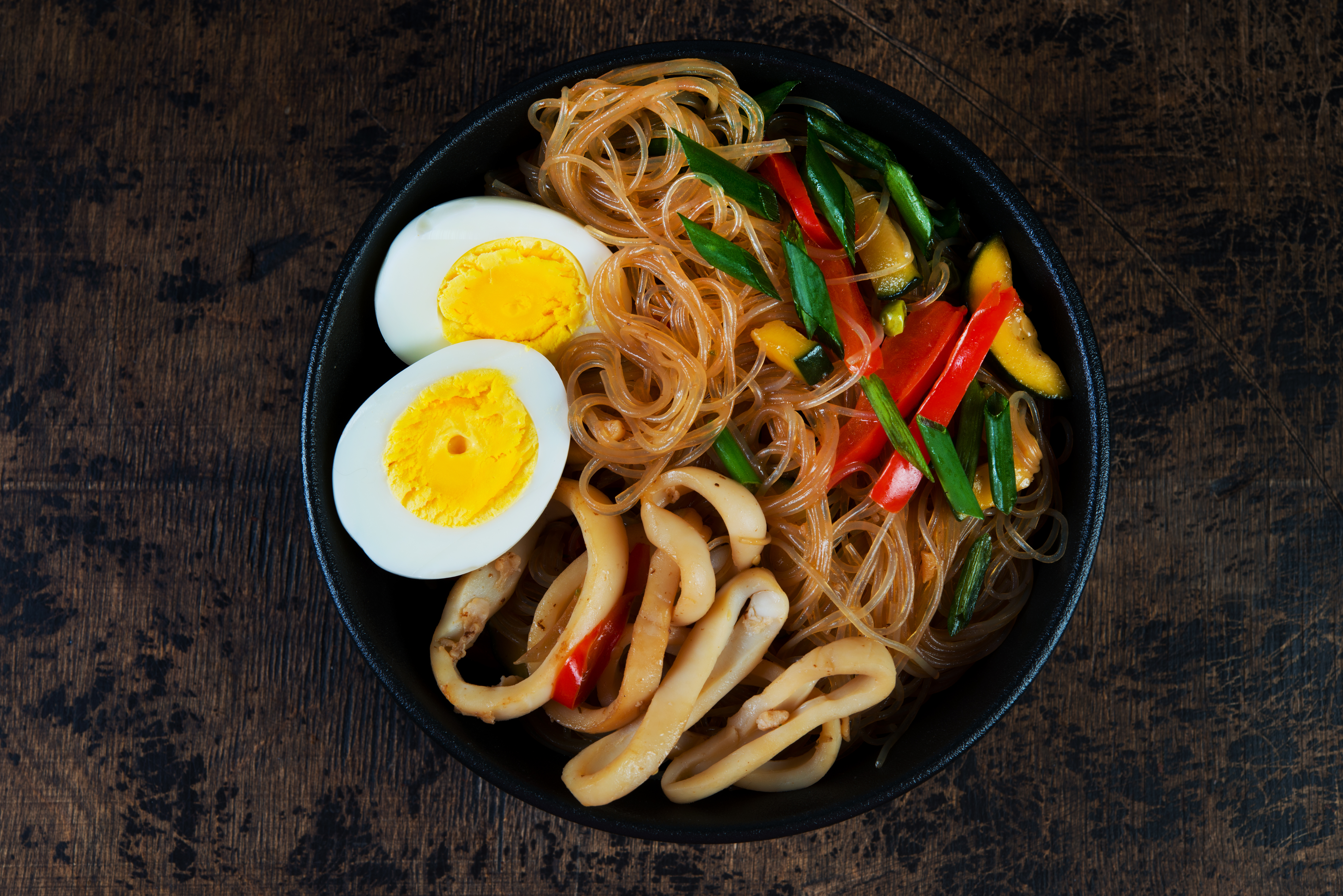 Фунчоза с кальмарами и овощами за 20 минут