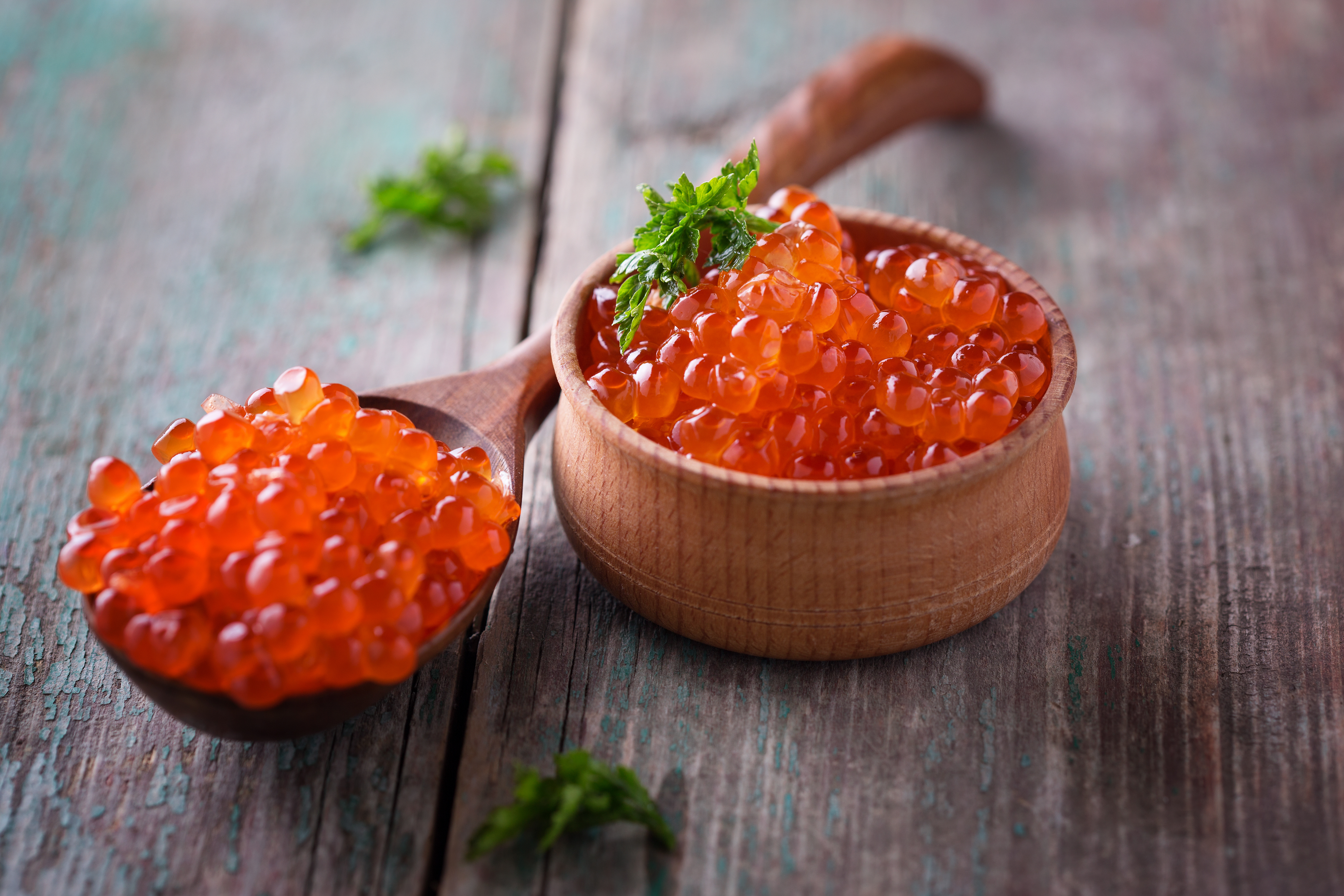 Узнай, какая калорийность красной икры на 100 грамм