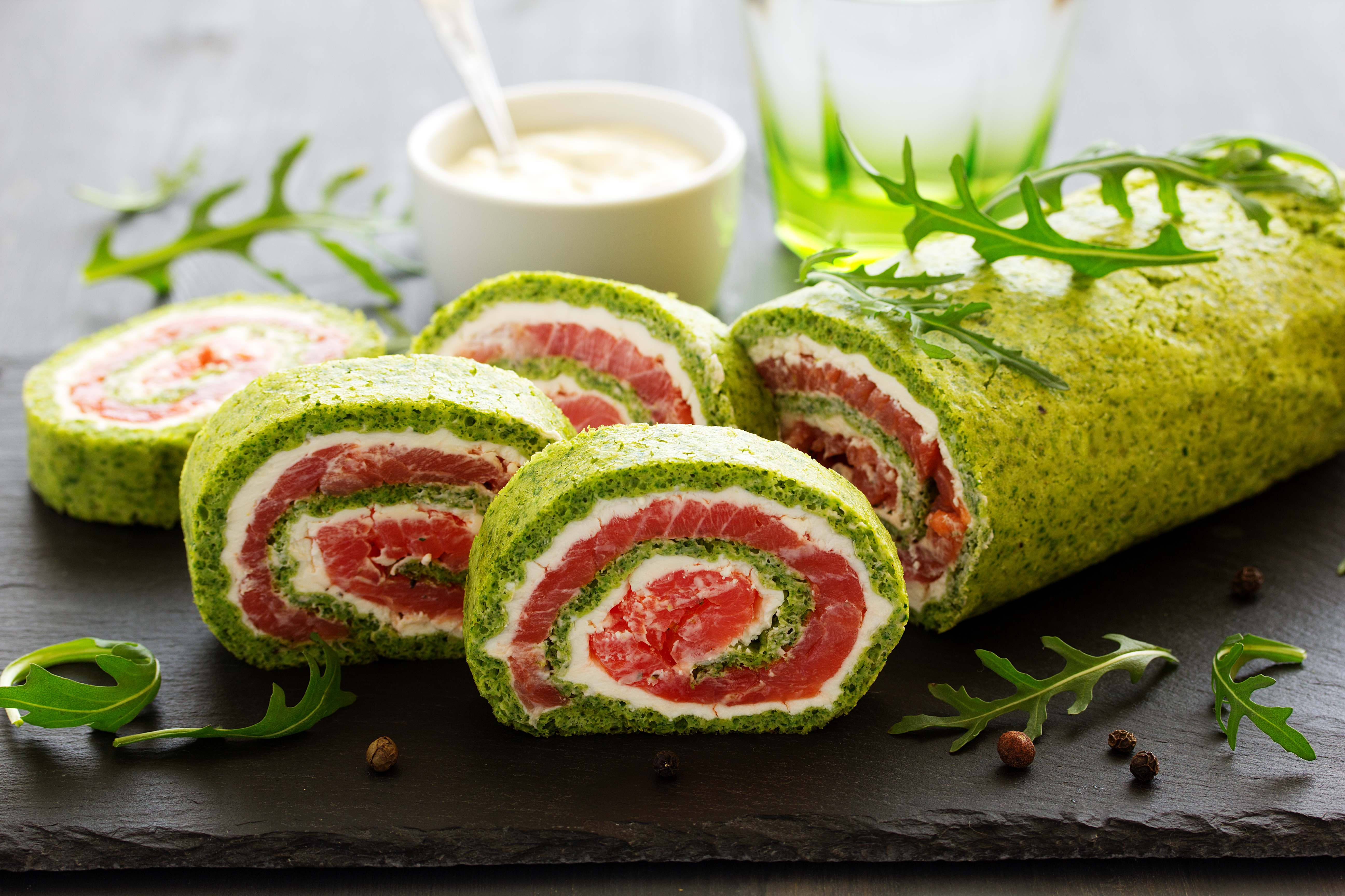 Шпинатный рулет с красной рыбой: подробный рецепт с фото!