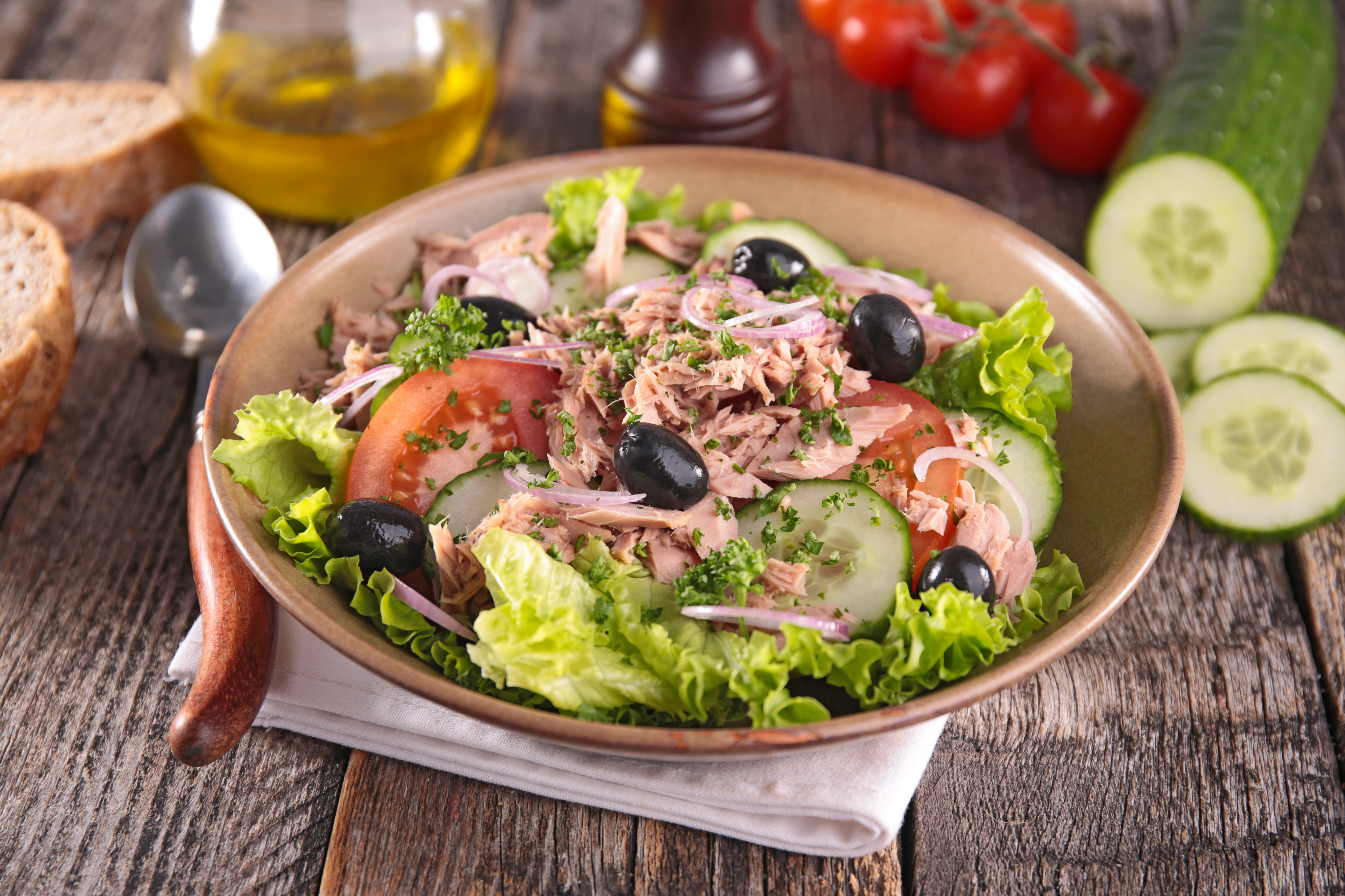 Салат с консервированным тунцом за 15 минут: пошаговый рецепт