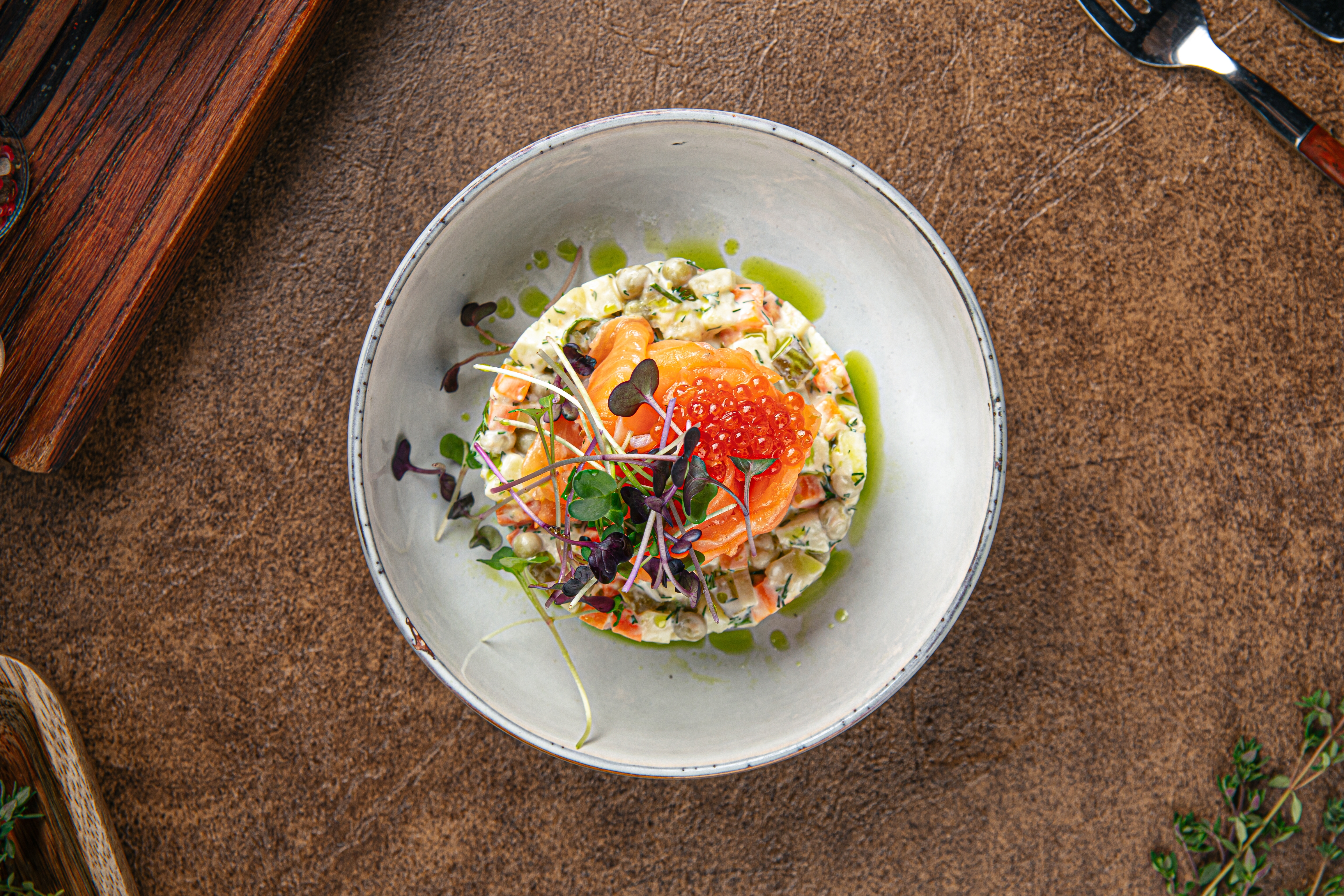 Вкусный и сытный салат «Царский» с красной икрой: пошаговый рецепт с фото 