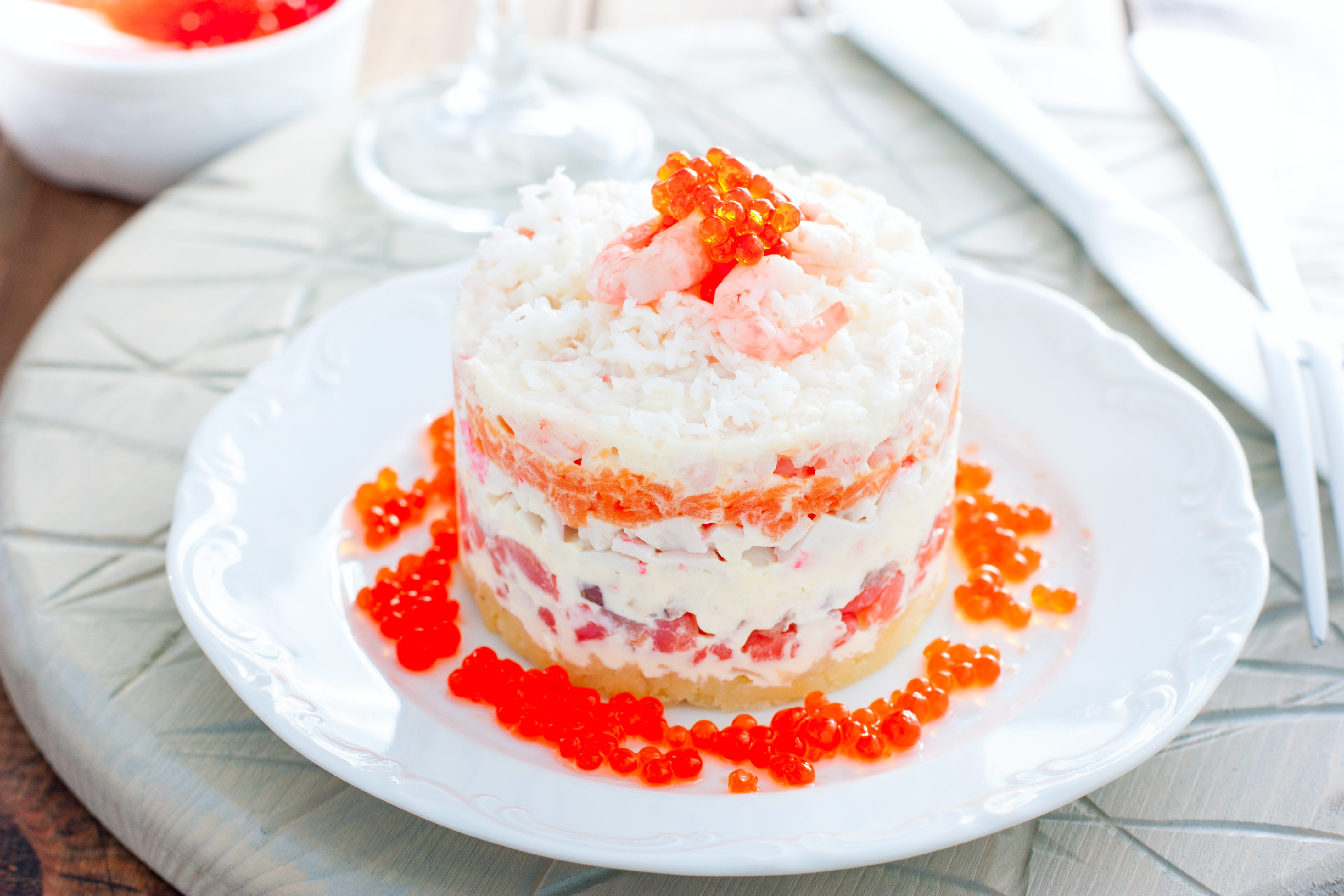 Слоеный салат из морепродуктов и красной икры – океан удовольствия!