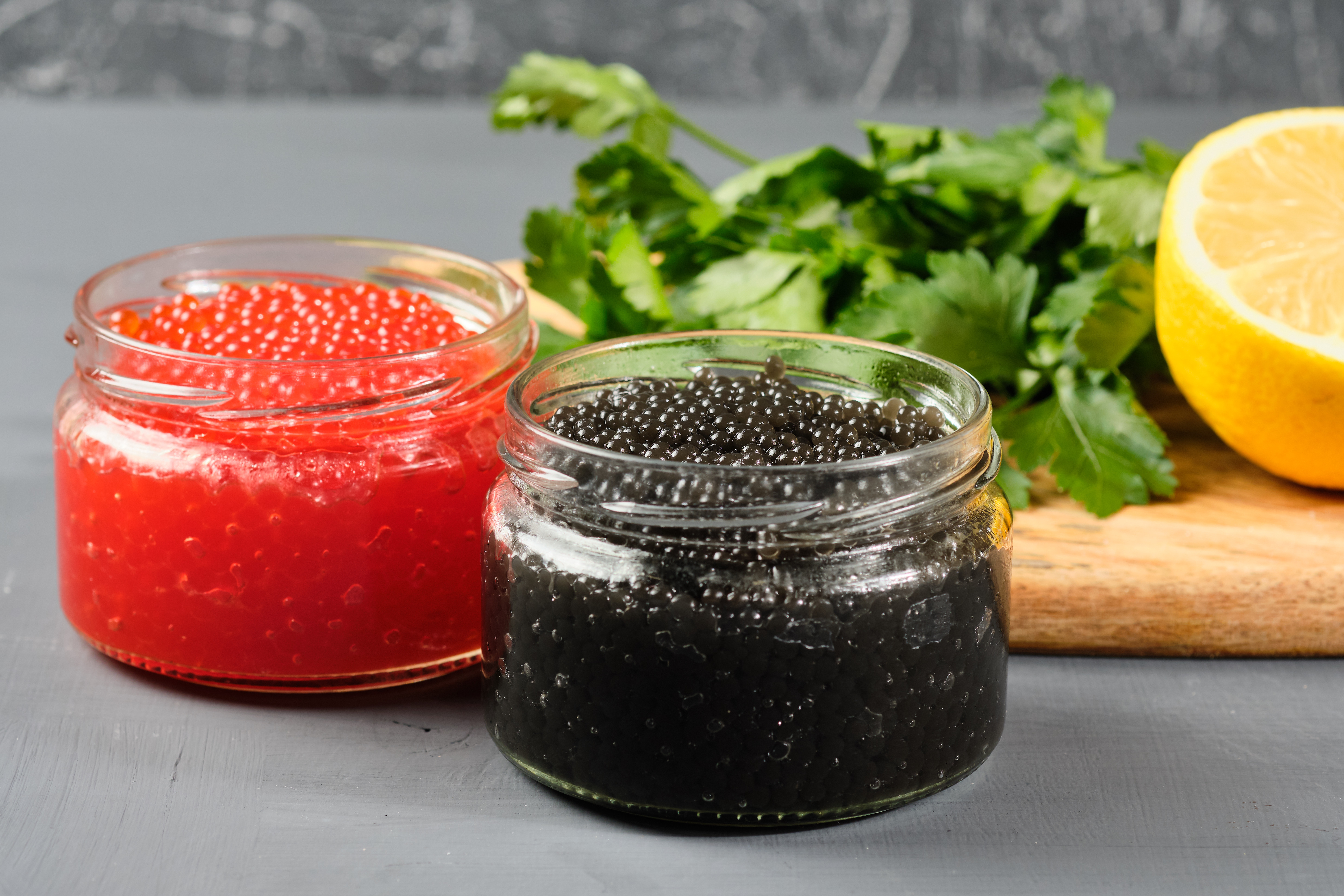 Красная и черная икра: сравнение вкуса, цвета и состава